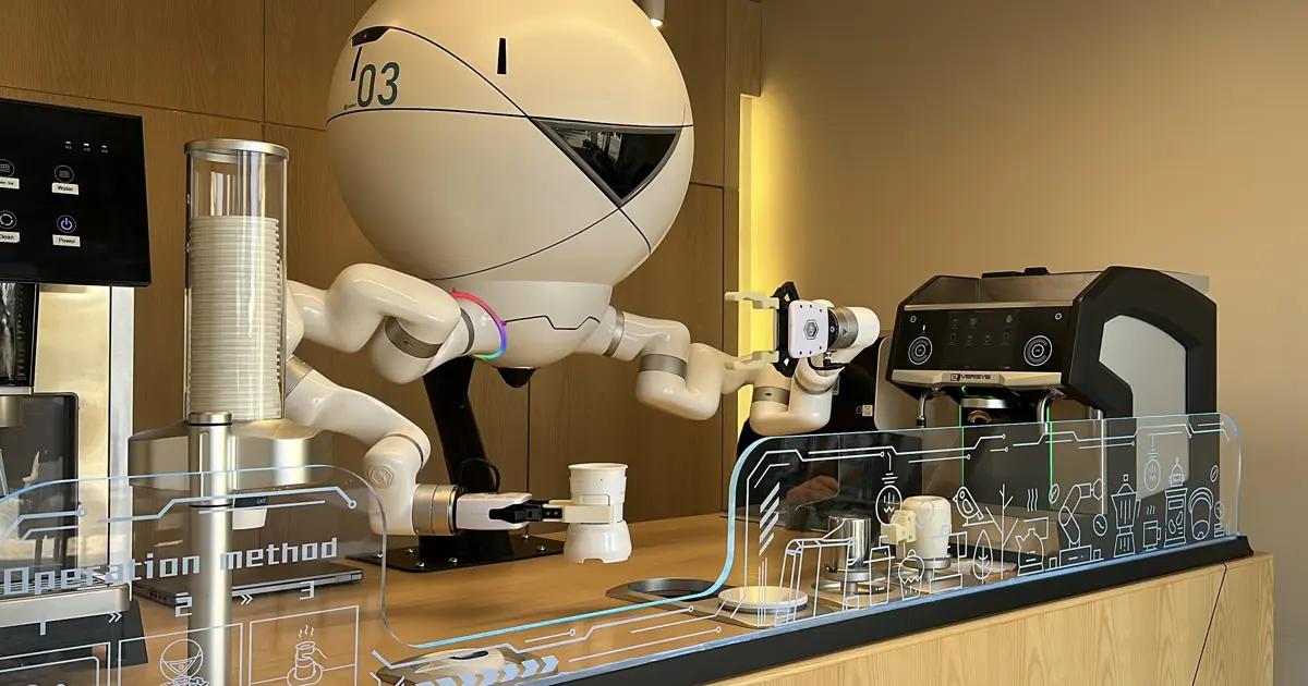 Kafenin iç mekanında robot barista espresso hazırlayıp tepsiyle servis yapıyor, müşteriler izliyor