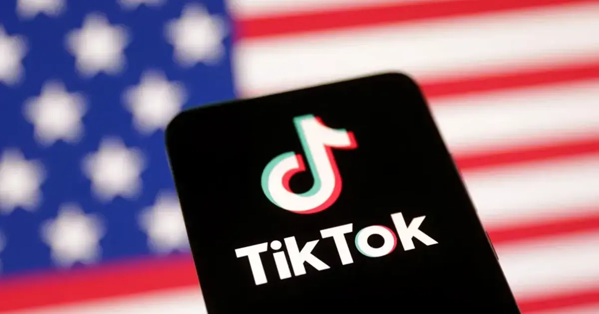 TikTok logosu ve ABD bayrağı motiflerinin birleşimi, resmi bir anlaşma atmosferi yansıtıyor
