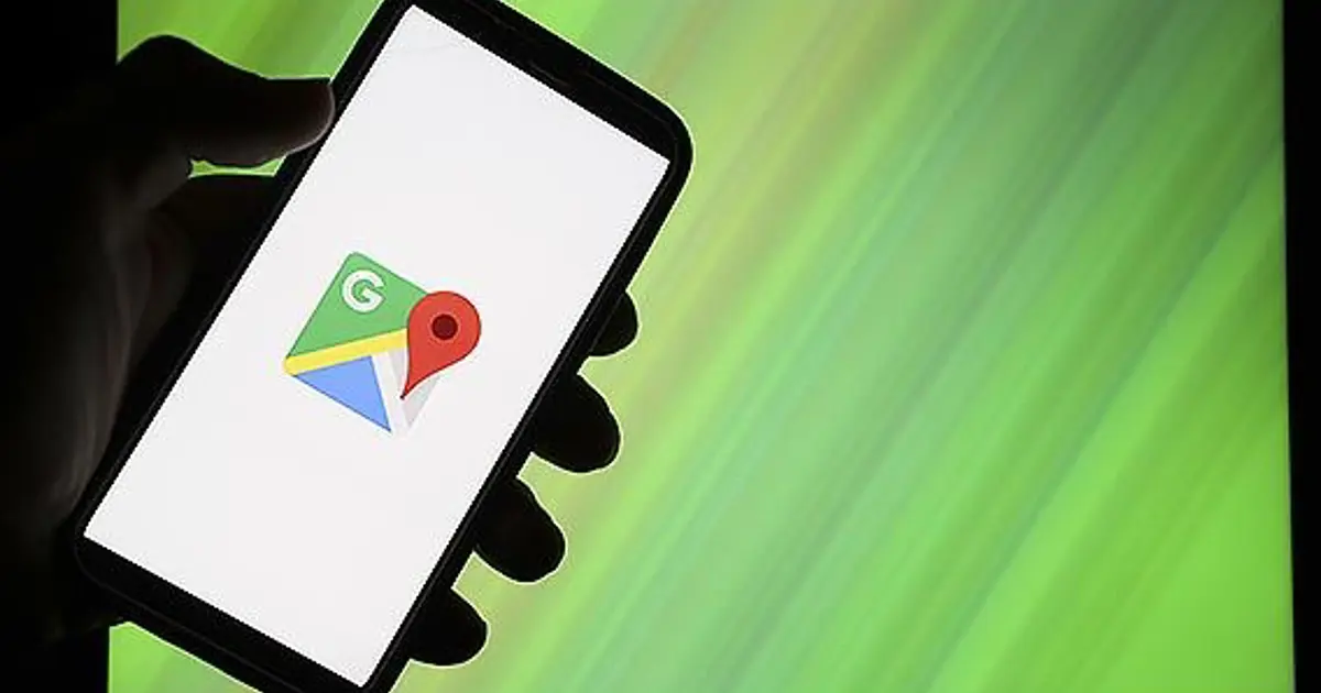 Google Maps logosu ve uygulama ekranı, yeni sürücü özelliğini simgeleyen bir görsel düzenlemesi