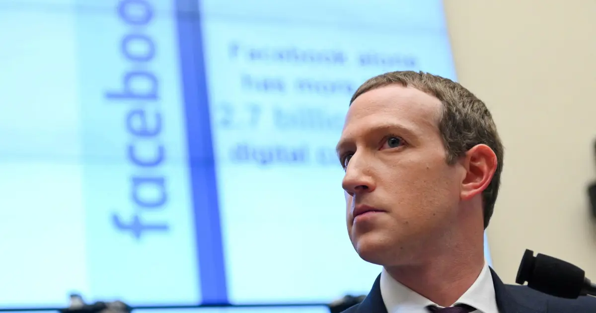 Mark Zuckerberg resmi, nötr bir arka plan önünde bakış yönüyle portre görüntüsü