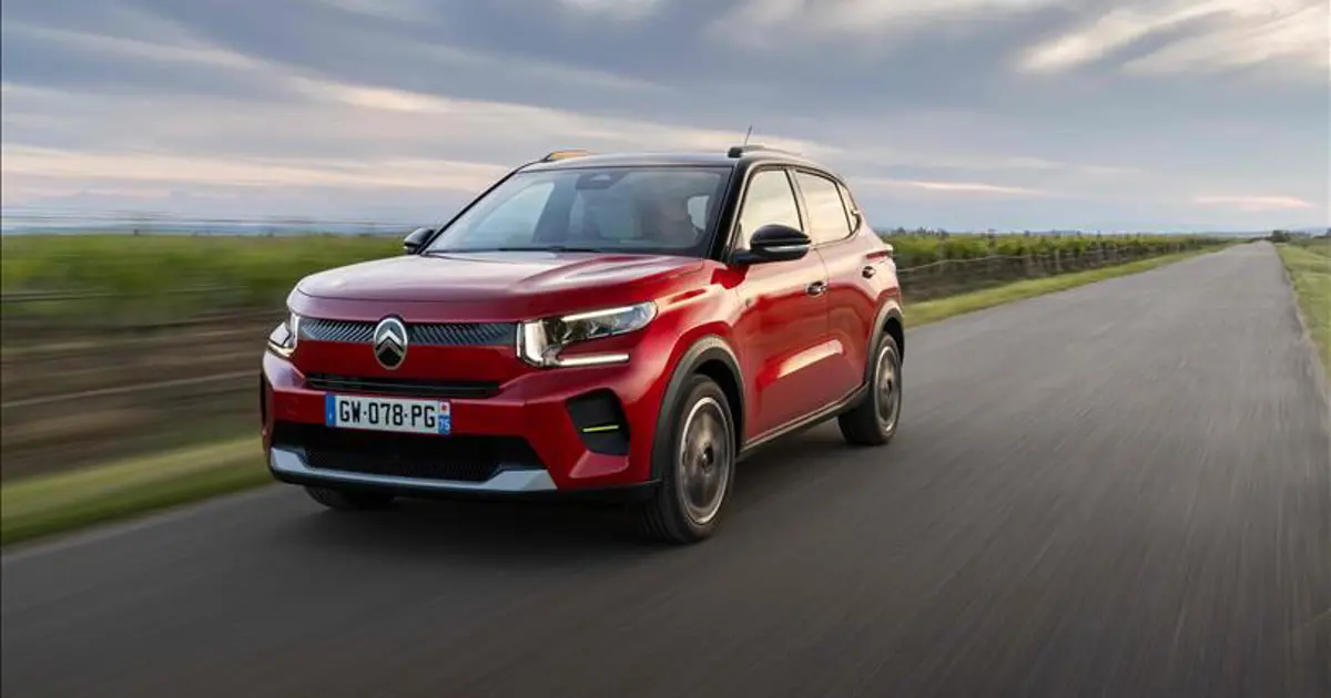 Opel, Peugeot ve Citroën logolarının bulunduğu bir otomobil servisi veya garaj ortamı.
