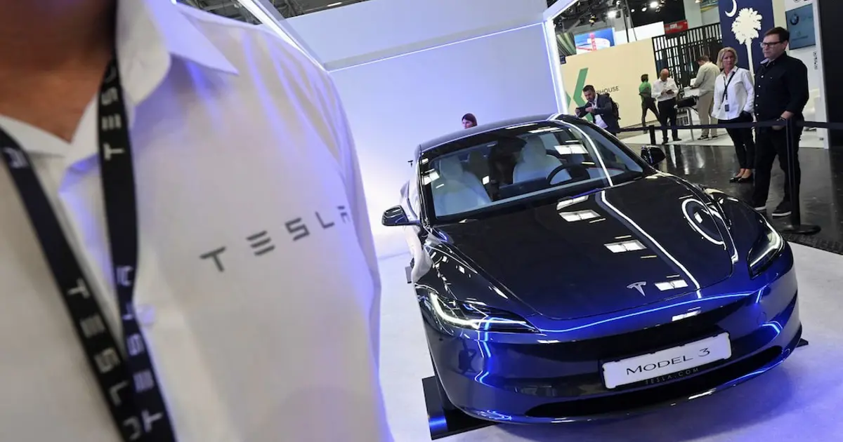 Elon Musk konuşurken Tesla ve otomobil üretimi hakkındaki değerlendirmeleriyle ilgili sahne