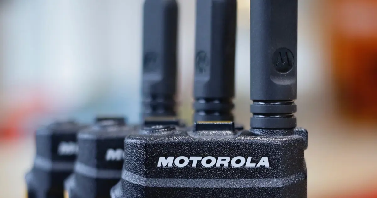 Motorola'nın kitap gibi katlanan yeni telefon modelinin tasarım detaylarını gösteren tanıtım görseli
