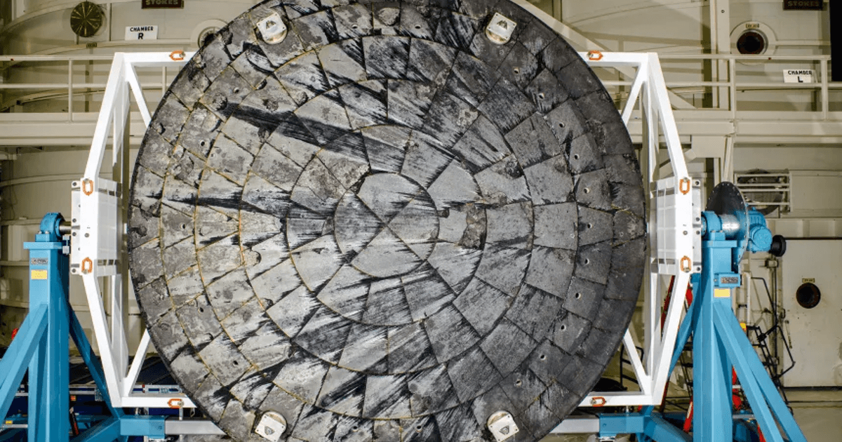 NASA'nın Ay görevine ilişkin ısı kalkanı riskine vurgu yapan haber başlığı