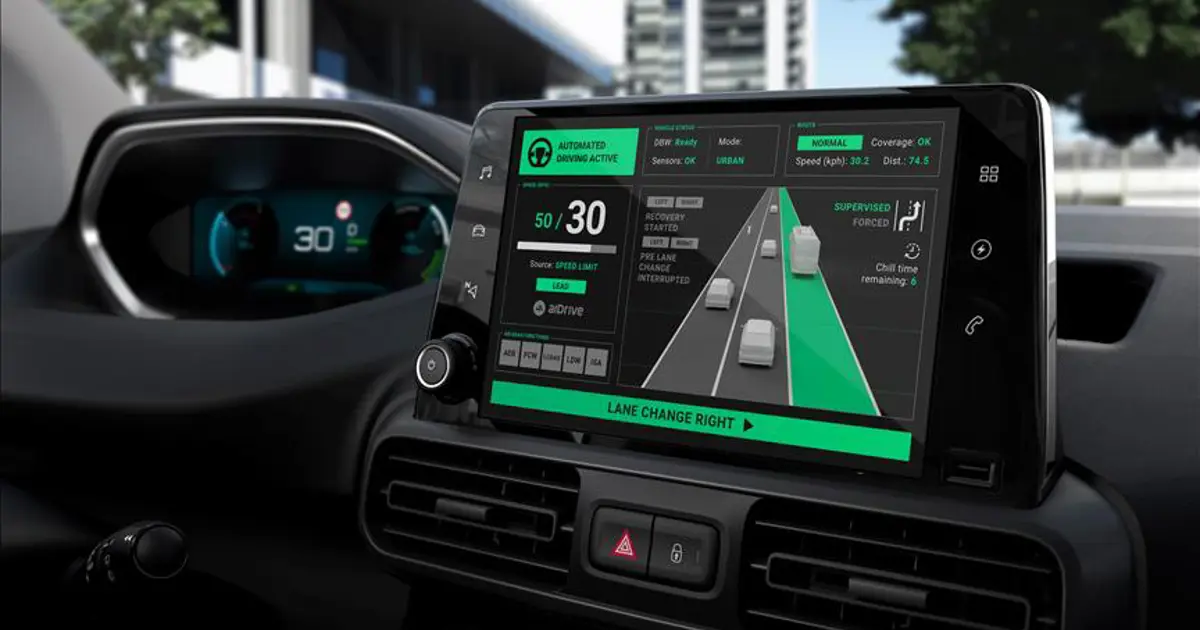 Ford reklamı veya konsept aracı üzerinde otonom sürüş teknolojisini tanıtan sahne