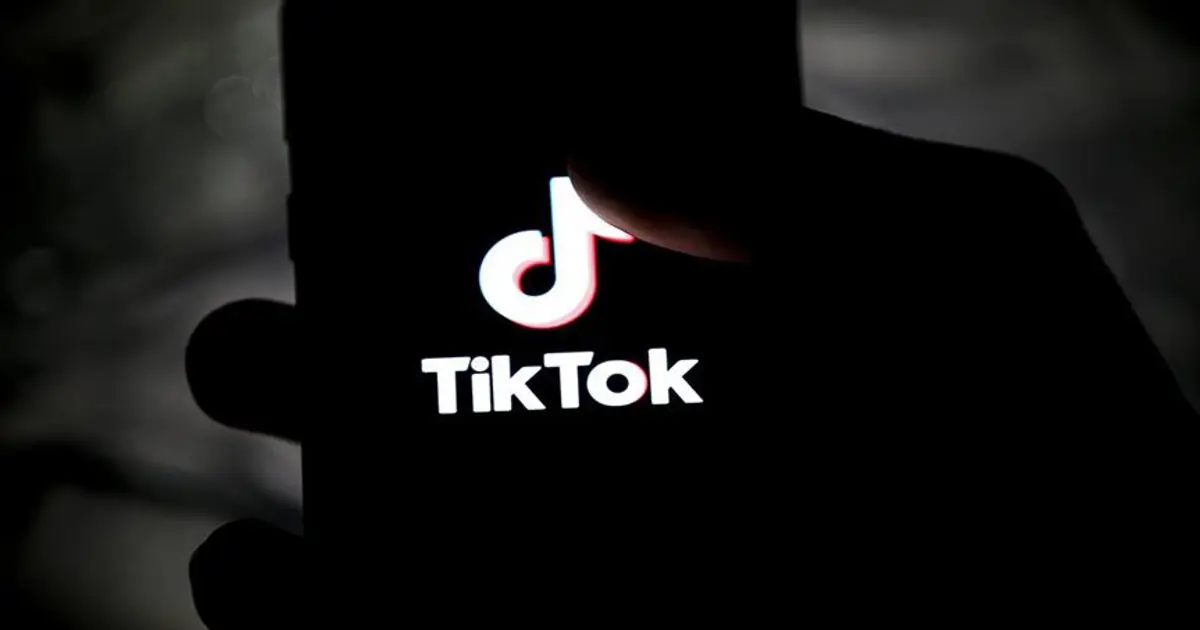 TikTok logosu ve ABD bayrağına yakın bir arka plan, yasak tartışmalarını çağrıştırıyor