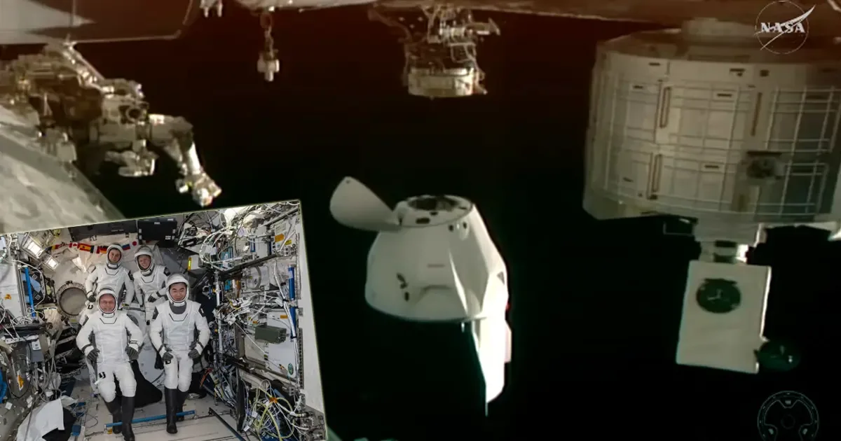 Uzay kıyafetli dört astronot iniş sonrası sağlık kontrolleri için bekliyor