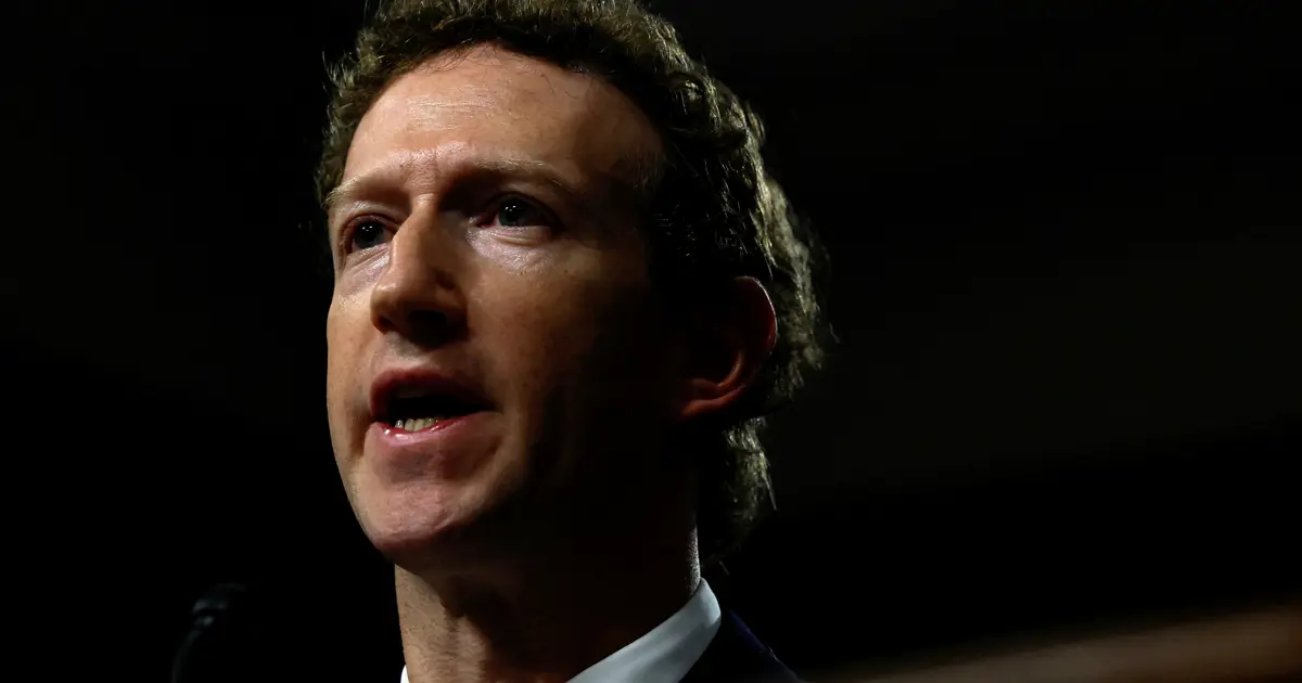 Zuckerberg duruşmada ifade verirken mahkeme salonunda oturuyor