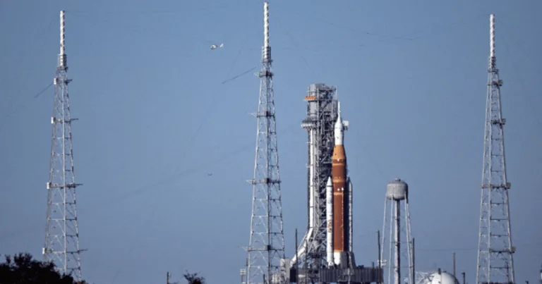 NASA roket veya uzay aracıyla ilgili bir teknik arıza ve görev gecikmesi ortamını betimleyen sahne
