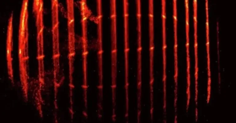 Işık dalgalarının deneysel düzenekte yayıldığı laboratuvar görüntüsü