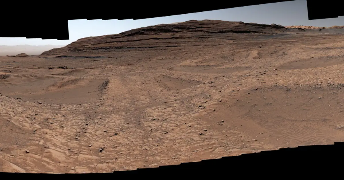 Curiosity uzay aracının Mars yüzeyindeki ince, dallanmış çizgi ve izlerden oluşan örümcek ağlarını gösteren görüntü