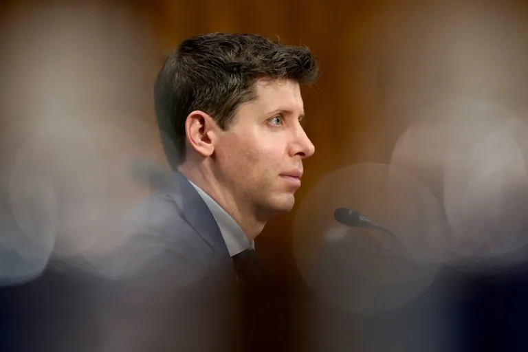 OpenAI logosu ve Sam Altman’ın adıyla Pentagon anlaşmasına dair haber başlığı