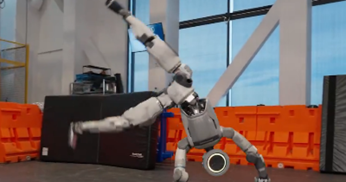 İnsansı robot Atlas takla atarken bir an gösteriliyor, Hyundai Motor hisselerinin artışı haber başlığıyla ilişkilendiriliyor