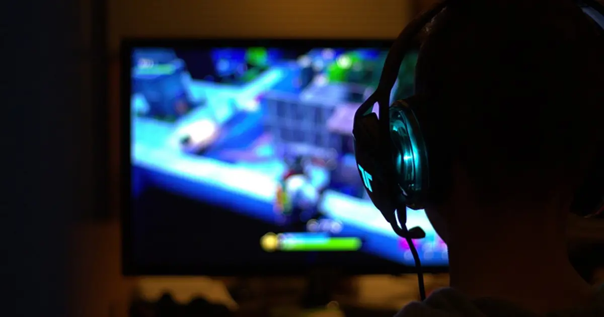 Steam, Epic Games, PS Store ve Xbox Store logolarının bulunduğu bir görsel; yeni yasa değerlendirmesi bağlamında oyun platformları vurgulanıyor.