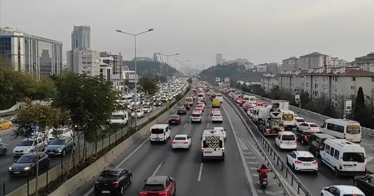 Yeni araç sahiplerine getirilen zorunlu uygulamaya dikkat çeken uyarı ve cezaya dair haber görseli