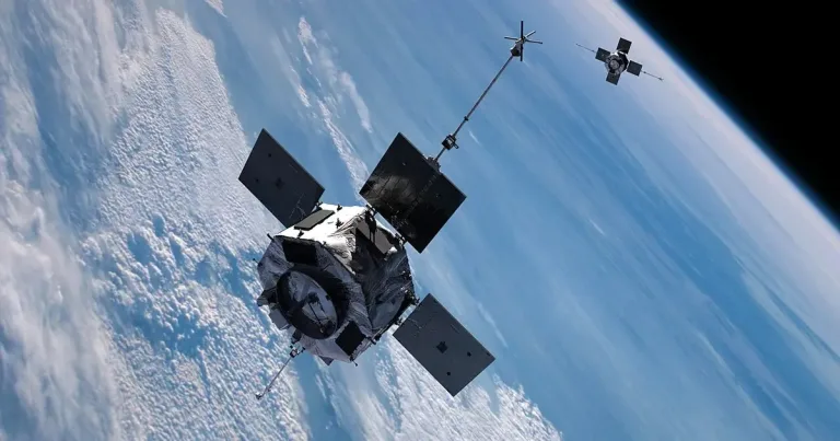 Van Allen Probe A’nın Dünya atmosferine yeniden girişinin olasılığı ve durumu hakkında bilgi veren haber başlığına uygun, nesne veya görev odaklı bir görsel açıklaması.