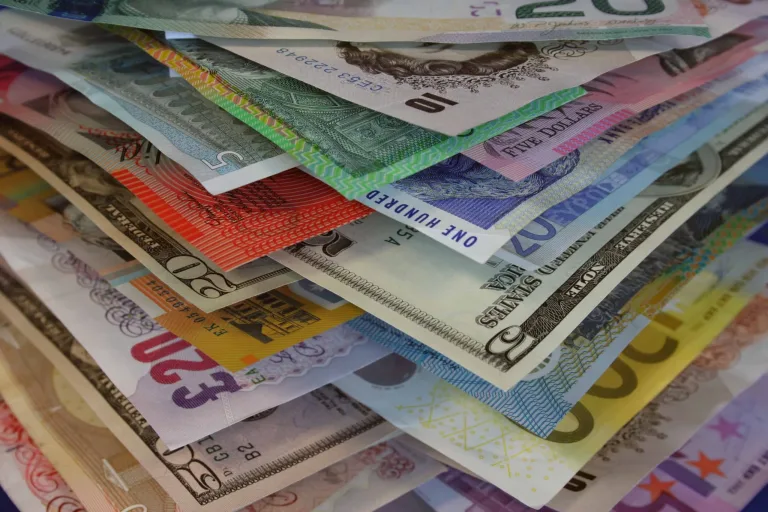 Döviz kurları tabelası: dolar, euro ve sterlin kurlarının gösterildiği elektronik pano