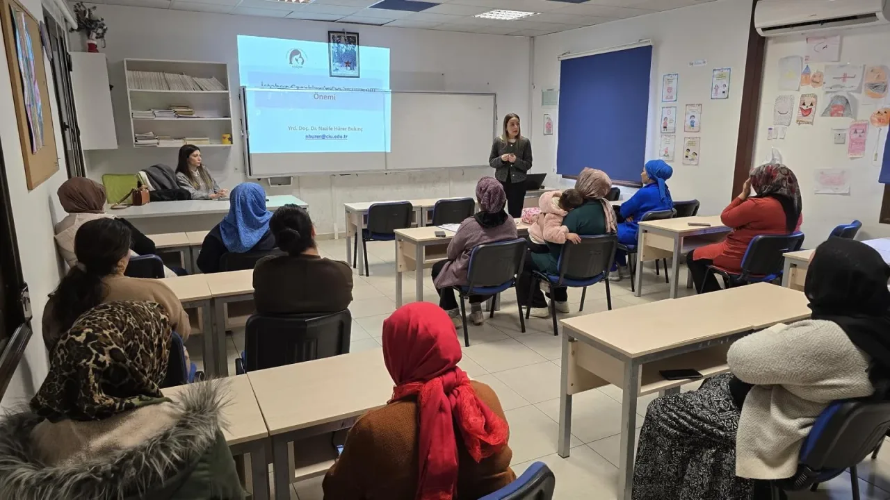 Uzmanlar sınıf ortamında çocuklara ve ergenlere beslenme eğitimi verirken notlar ve görseller gösteriyor