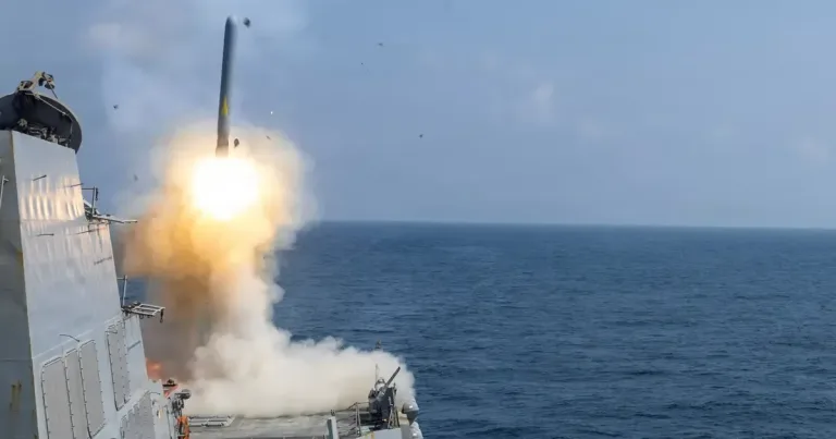 NATO savunma sistemine ilişkin diyagram veya asker ve radar ekipmanlarını betimleyen görsel