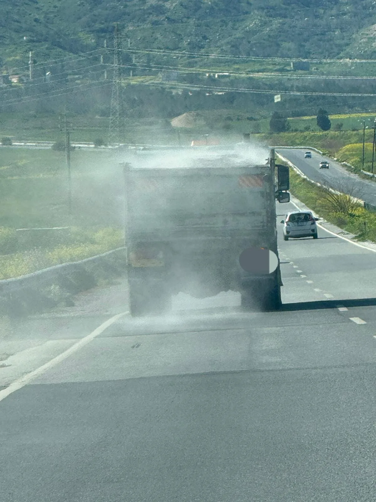 Kamyonet yolda, polis memuru sürücüye ceza yazıyor