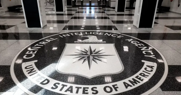 1951 tarihli CIA belgesine ilişkin haber başlığı ve soru işareti içeren haber görseli için kısa açıklama