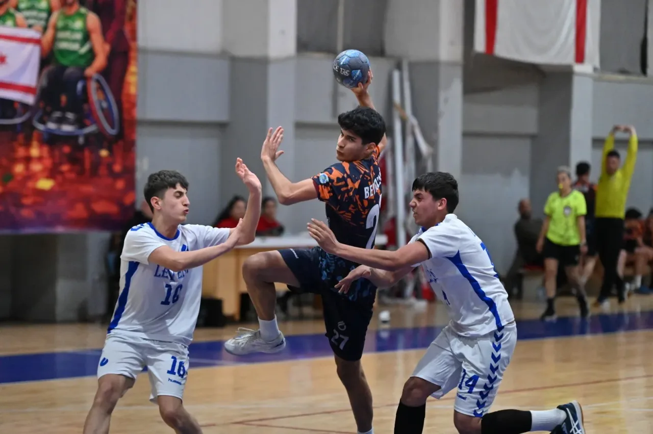 KTSYD Kupası hentbol maçında finalistler kutlama ve saha görünümü