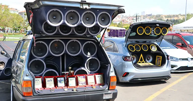 Aracın üzerinde ekran, jant ve hoparlörlerin olduğu bir araç içi görüntüsü