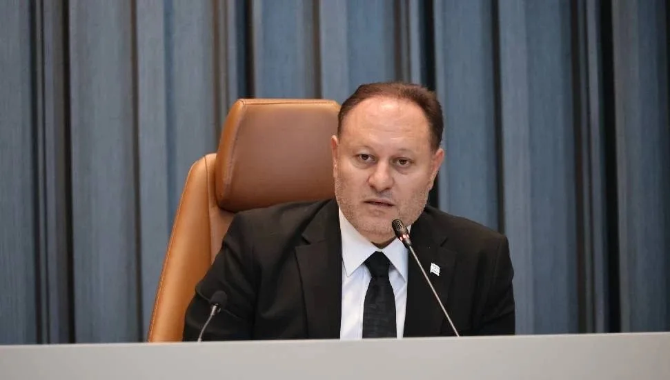 Kadınların aile, iş ve kamusal alandaki katkısına vurgu yapan bir etkinlik veya konuşma sahnesi