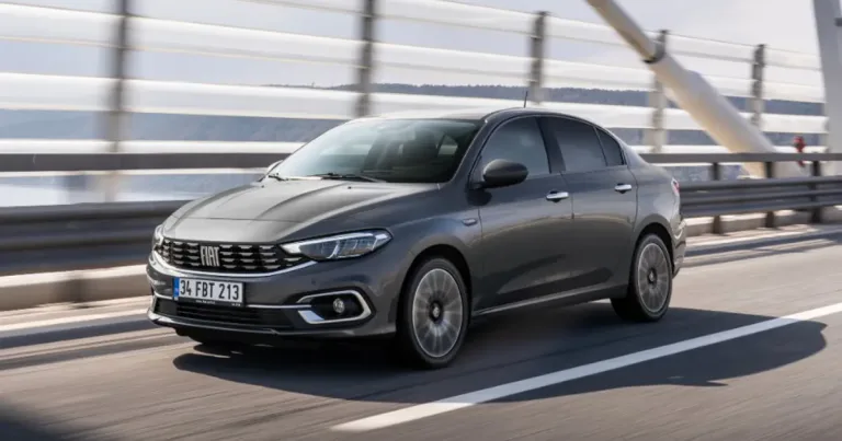 Fiat Egea logosu ve üretim hattı görevlileriyle son üretim anı