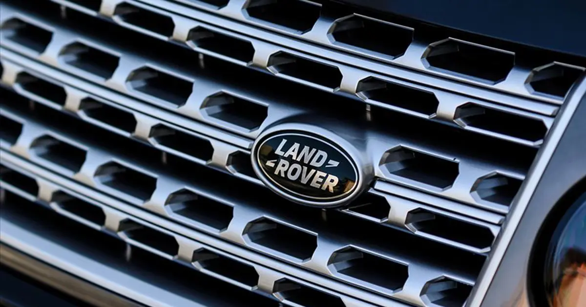 Jaguar Land Rover yazılı tesis tabelası veya fabrika cephesi, üretim durdurma haberini yansıtan görünüm