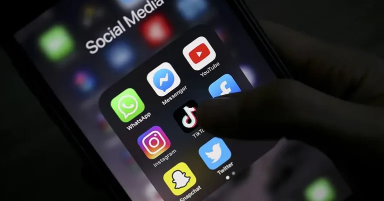 Türkiye'de kişi başına haftada ortalama iki gün sosyal medya kullanımını simgeleyen telefon ve saat illüstrasyonu