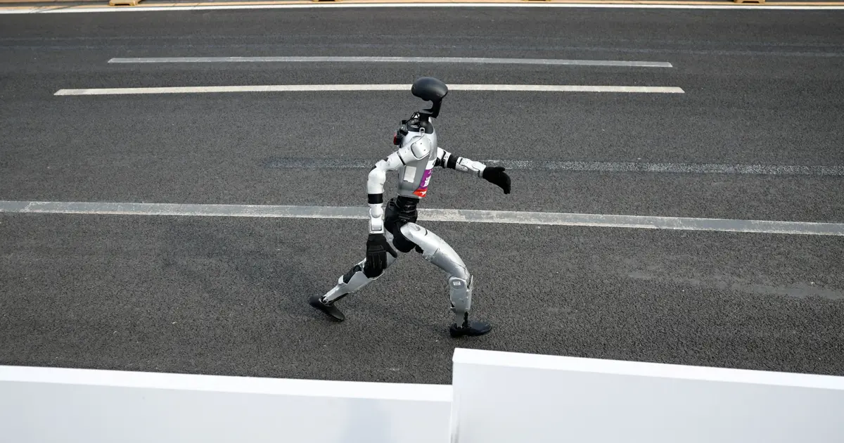 İnsansı robotlar pistte yarışırken biri önde koşuyor