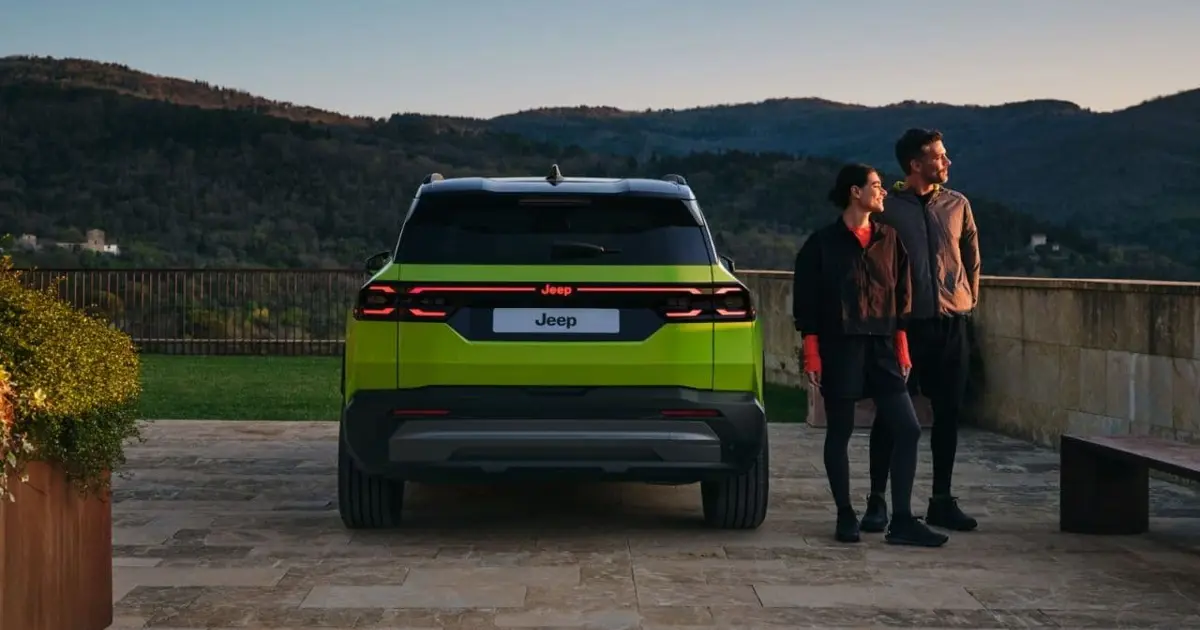 2026 Jeep Compass ön üç çeyreğinden görünüş, modern tasarım ve premium SUV detayları vurgulanmış