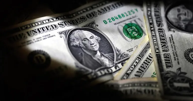 Dolar kuru grafik veya banknotlarını çağrıştıran, yükselişi vurgulayan görsel öğeler