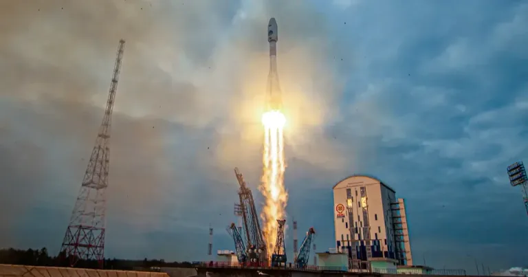 Soyuz-5 roketi kalkış aşamasında, duman ve alevler eşliğinde yükseliyor