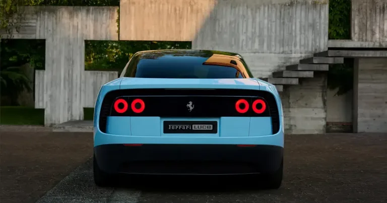 Ferrari Luce modelinin ön profilini gösteren, markanın yeni elektrikli aracı