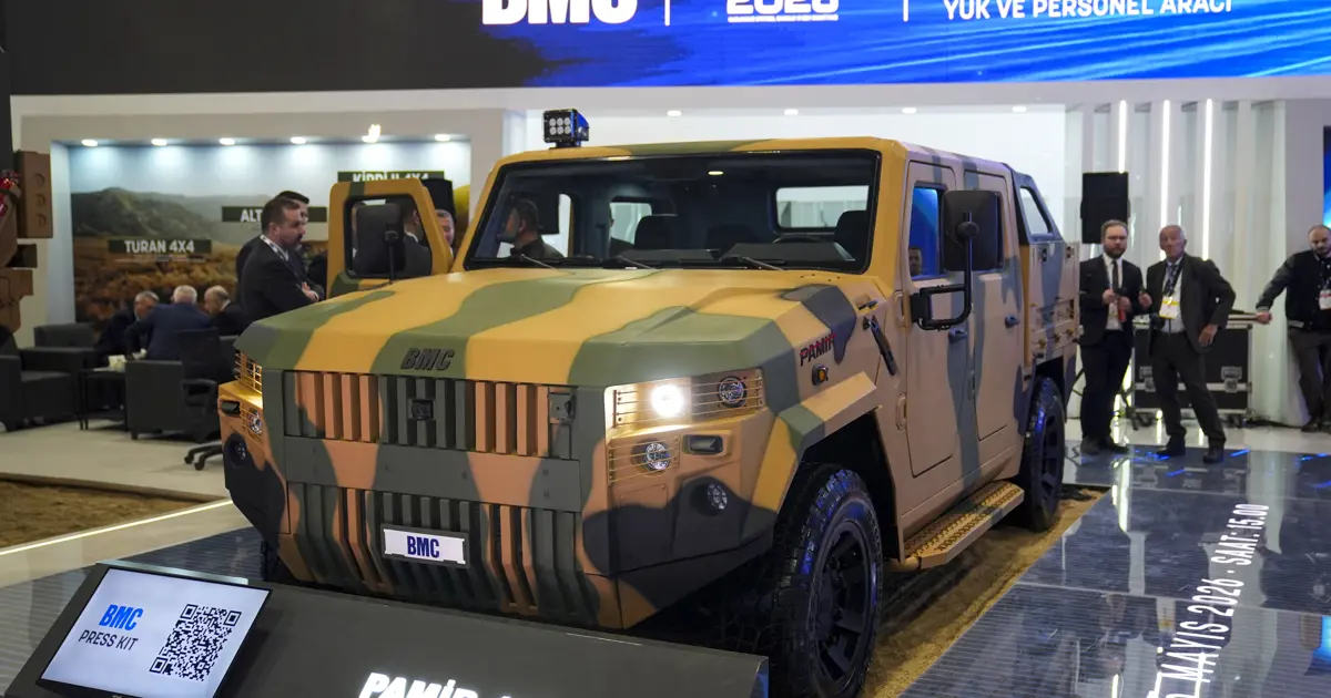 PAMİR 4x4 zırhlı aracın sergilendiği, göreve hazır halde duran askeri araç görüntüsü