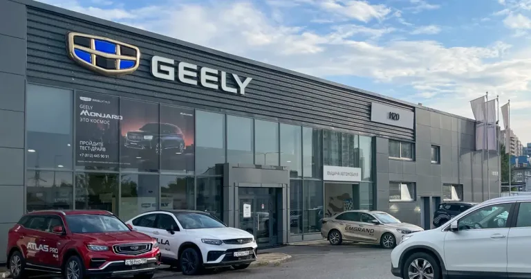663 bin lira fiyat etiketiyle satışa çıkarılan lüks otomobilin ön üç çeyrek görünümü