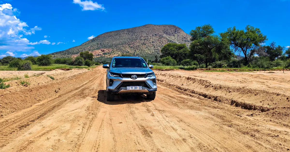 Toyota logo ve otomobil parçalarıyle ilgili görsel, şirket kararını ve nedenini vurgulayan kompozisyon