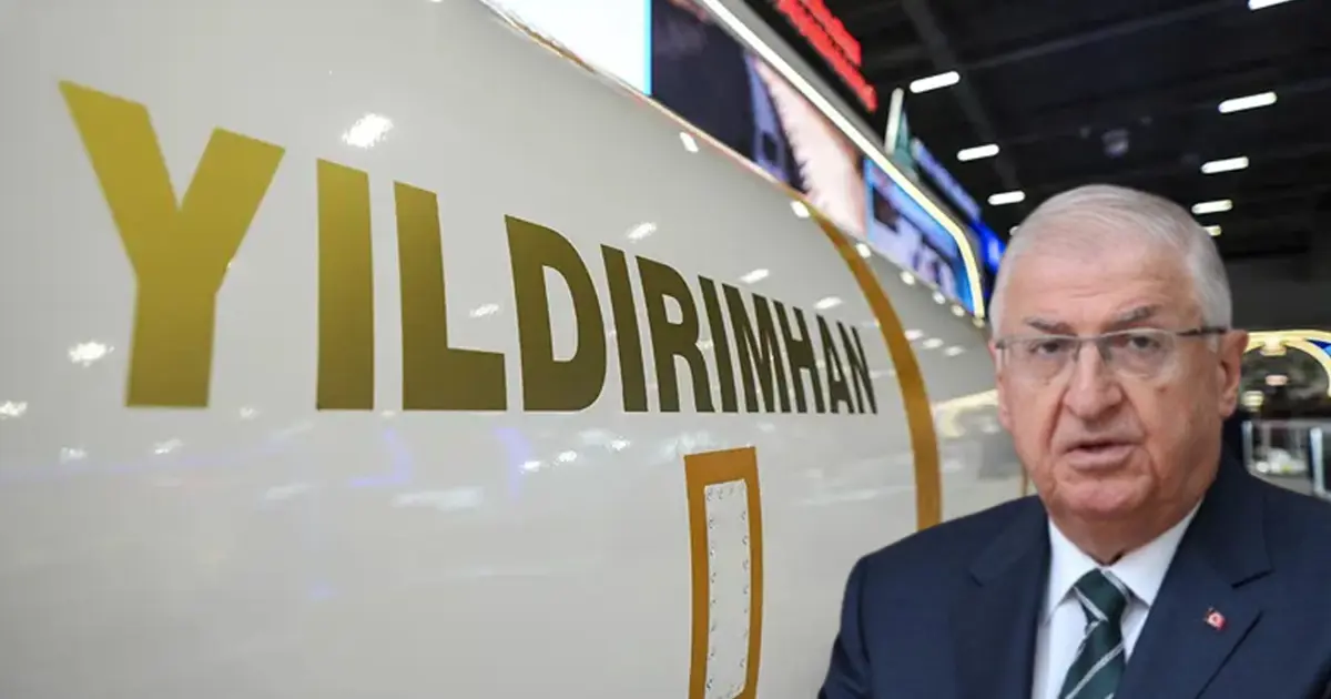 Milli Savunma Bakanı Güler konuşurken mikrofon ve arka planda bayrak/silah unsuru görünüyor