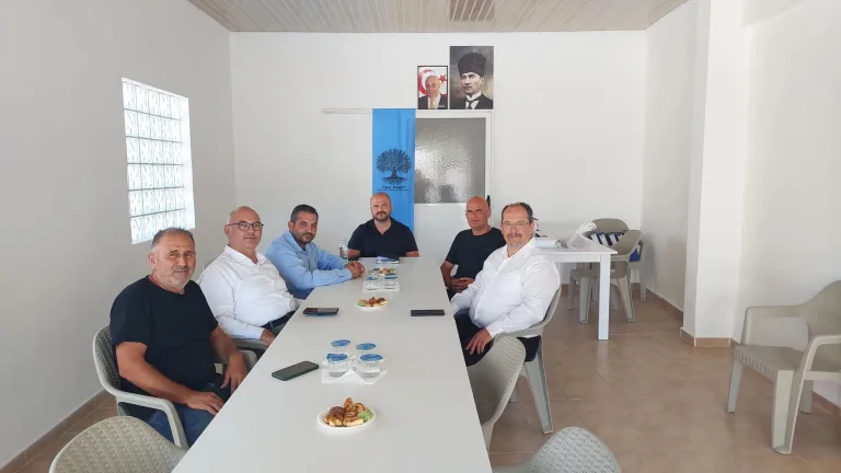 TAM Parti ve CTP temsilcileri İskele’de birlikte oturmuş görüşme yaparken