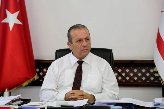 Hükümet ortaklarının Çarşamba günü seçim tarihini görüşmek üzere bir araya geleceğini belirten haber başlığına uygun nötr bir görsel alt metni.