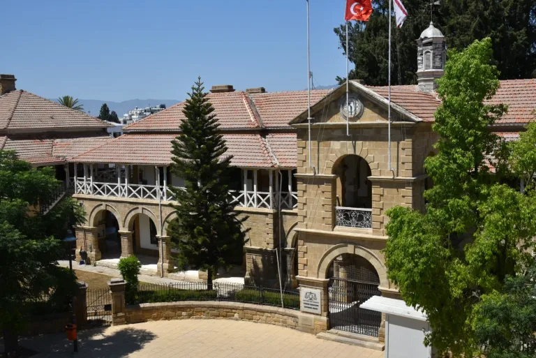 Sahte diploma davasına ilişkin duruşma haberine yönelik başlık ve erteleme bilgisi içeren görsel