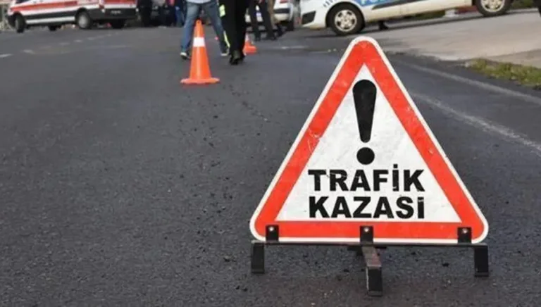 Makarna yüklü tır devrilmiş, etrafta yardım eden ve inceleme yapan kişiler görülüyor