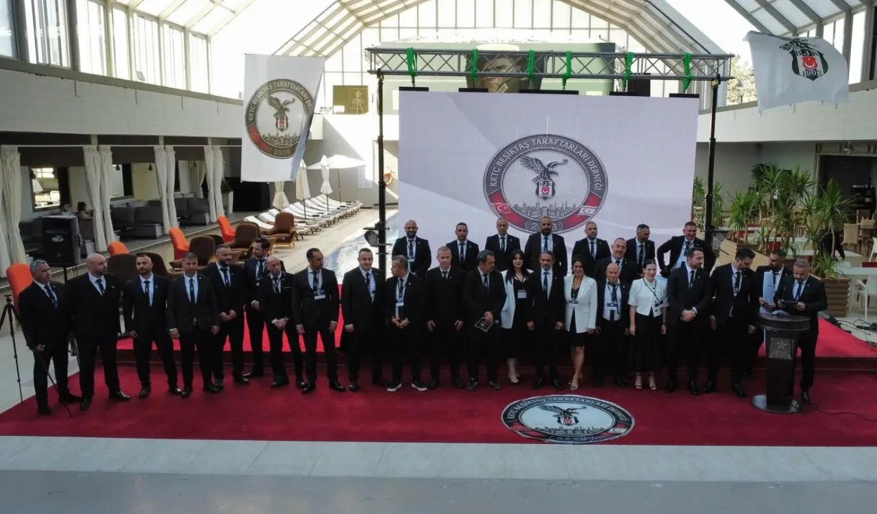 KKTC Beşiktaşlılar Derneği yeni başkanı Mustafa Taş kürsüde konuşuyor