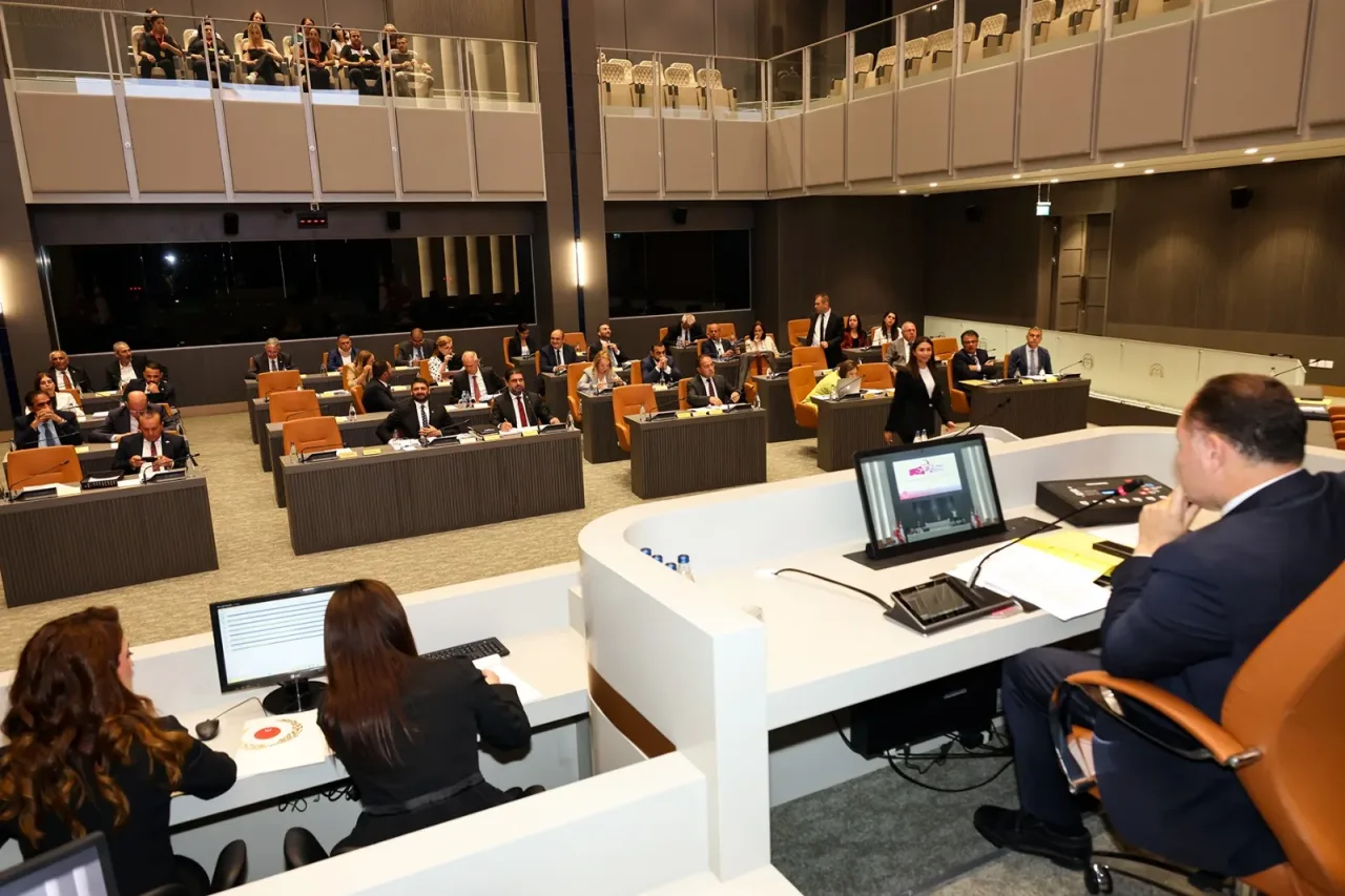 Meclis genel kurulunda milletvekilleri konuşurken salon ve sıra düzeninden görünüm