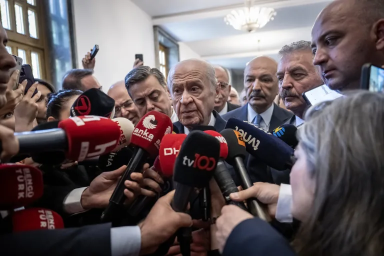 Cumhurbaşkanı konuşurken arkasında destek veren kişiler görünüyor