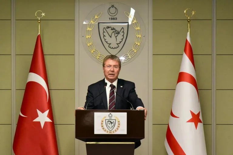 Liderler görüşme masasında oturuyor; iki devletli çözüm ve eşit uluslararası statü üzerinde anlaşma vurgulanıyor