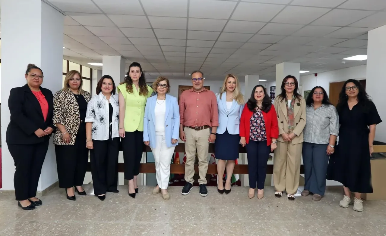 DİMED temsilcileri kermes geliri bağış çeki teslim ederken toplu fotoğraf