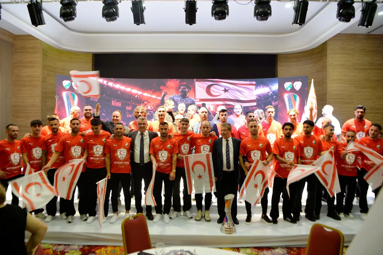 Gençlerin coşkulu ve kararlı bir şekilde bir arada olduğu bir sahne